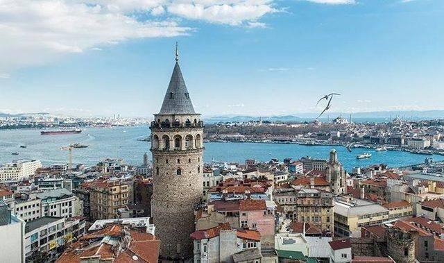 GALATA<br>    Bizans zamannda bu ilede ok fazla sthane olduu iin buras st kelimesiyle anlyordu. Baka bir rivayete gre ise, talyancada denize inen yol anlamndaki ?Galata? kelimesinden direkt olarak alnd ifade ediliyor.