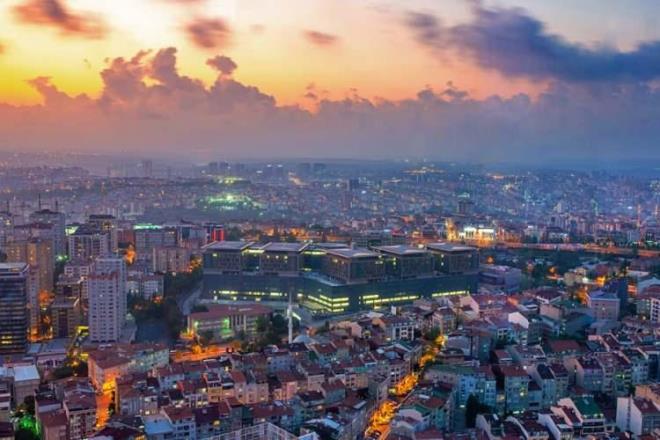 OKMEYDANI    Sava zamannda oray fethetmeye giden ordu, kuatmann bir ksmn burada kurulan bir kararghta geirmi. Bu olaydan sonra da o meydann ad ?ok atlan yer? anlamna gelen Okmeydan adn alm.