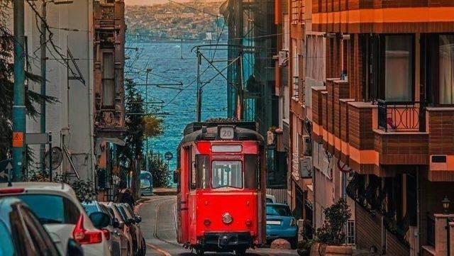 KADIKY  <br>  Anadolu yakasnn en elenceli yerlerinden biri olan Kadky rivayete gre, 8.yzylda Megara?l gmenler tarafndan ?Khalkedon? adyla kuruldu. Fatih Sultan Mehmet burann fethinde bakmsz bir ky olduunu dnerek bu ilenin bakmn stlenmesi iin bir kad tayin etti. Bundan sonra ilenin ismi ?Kadky? olarak anlmaya balad.