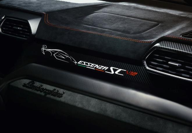 Aracn i kabininde de yine zel detaylara yer verilmi, siyah alcantara deme, parlak ve mat kaplamal karbonfiber tasarmlar ve Essenza SCV12 logosuna yer verilmi.