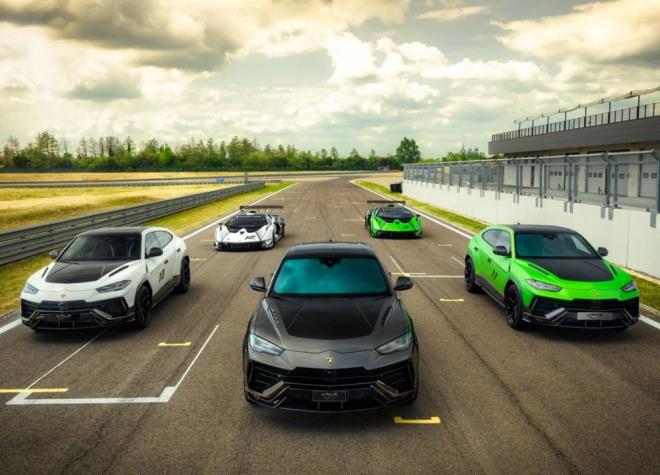 Urus Performante, Lamborghini'nin Sper SUV serisinin en sportif ve en yksek performansl versiyonu. Yaklak 660 hp g ve 850 Nm maksimum tork salayan ift turbo V8 motora sahip olan Performante 0'dan 100'e sadece 3.3 saniyede ulaabiliyor.