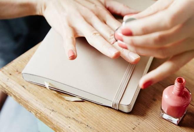 Dikey izgiler: <br>Salkl trnaklarda da silik izgiler grlebilmekle birlikte, eer izgiler belirgin ise yalanmaya bal olabilecei gibi demir eksiklii, cilt hastal liken ve otoimmn hastalk olan lupus ve baz eklem hastalklarnn habercisi olabilir.