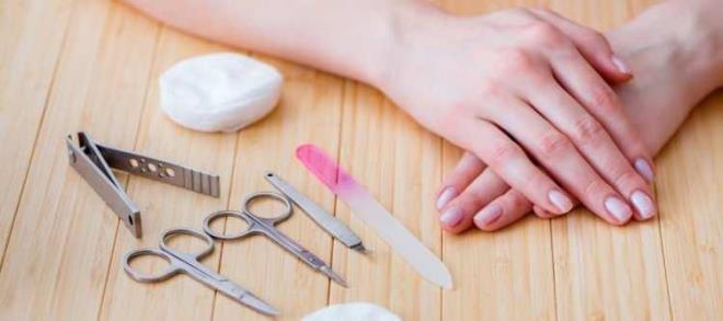 Trnaklarn sk krlmas: <br>inko, sa ve cilt sal iin gerekli biotin, B12 ve A vitamini eksikliine veya tiroit hastalna iaret edebilir.  <br>  Trnak ularnda ayrmalar: <br>Sedef hastal, trnak mantar habercisi olabilecei gibi manikr ilikili travmaya bal da grlebilir.