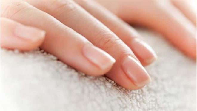 Yatay izgiler:<br> inko eksiklii, diyabet ve bbrek hastalklarnda grlebilir.  <br>  Trnakta ukurlar ve entikler:<br> Sakran, egzama ve sedef hastalnda trnakta ukur ve entikler olabilir.