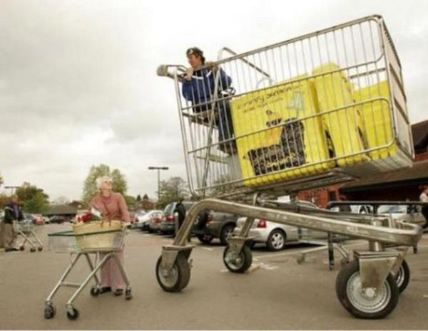 D�nyan�n en b�y�k al��veri� arabas�, motoru bile var. Edd China ad�nda bir �ngiliz rekorun sahibi.