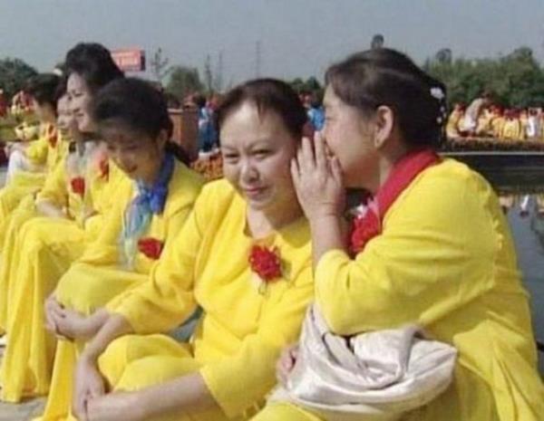 �in'de binin �zerinde insan, kulaktan kula�a oynuyor.