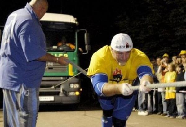 D�nyan�n en g��l� adam�... Ekim 2007'de Franz Mailler 60 tonluk kamyoneti eliyle s�r�klemeyi ba�ard� ve bir y�l �nceki rekoru ise; 1.8 tonluk helikopteri yere indirmeyi ba�arabilmesiydi.