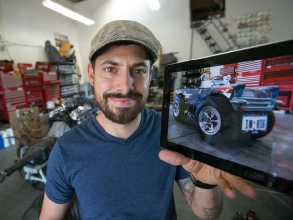 Ger�ek bir motora sahip otomobil 63.5 santim y�ksekli�inde, 65.41 santim geni�li�inde ve 126.4 santim uzunlu�unda.