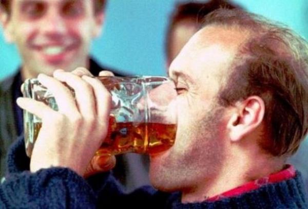 Slovakyal� Robert Bocian, bir litre biray� 2,8 saniyede i�erek "d�nyan�n en h�zl� bira i�en adam�" unvan�n� ald�.