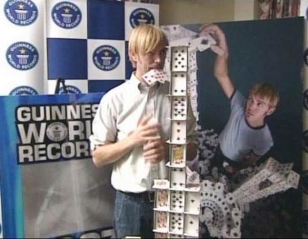 Amerikal� Bryan Berg d�nyan�n en b�y�k iskambil kulesini yap�yor, kulenin y�ksekli�i 3,9 metre.