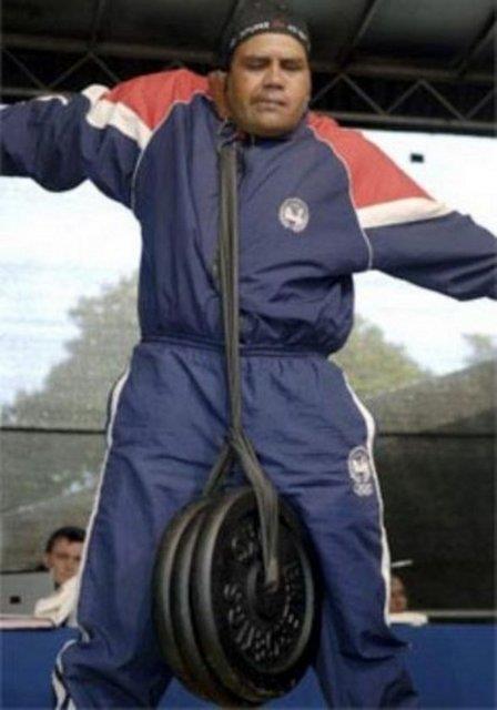 Pakistanl� Zafer Gill 61,7 kg a��rl���ndaki �zel bir cihaz� kula��yla as�l� bir �ekilde kald�rarark 7 saniye as�l� tutmay� ba�ard�.