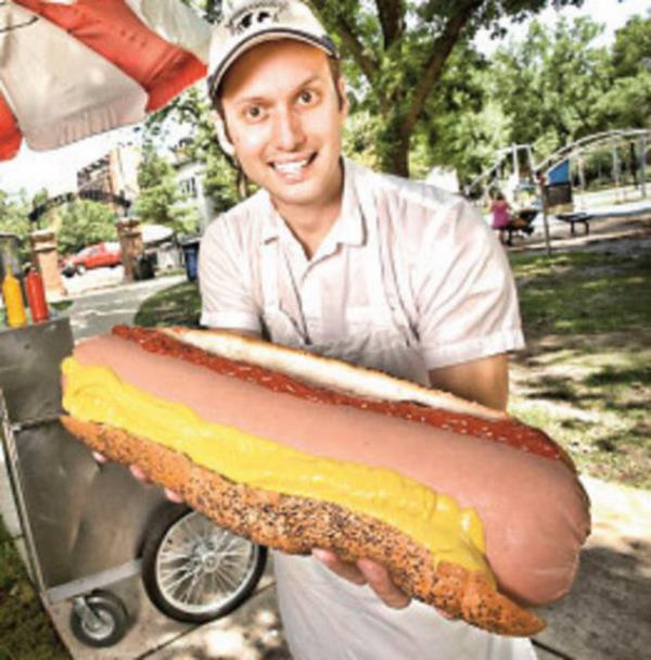 <p>EN B�Y�K SOS�SL�</p> ABD'de sat�lan en b�y�k hotdog'un a��rl��� 3.2 kilogram, boyu 41 santimetre.