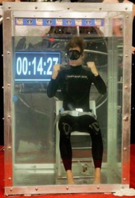 Almanya Hamburg'da Tom Sietas, suyun alt�nda 14 dakika 27 saniye nefesini tutarak rekor k�rd�.