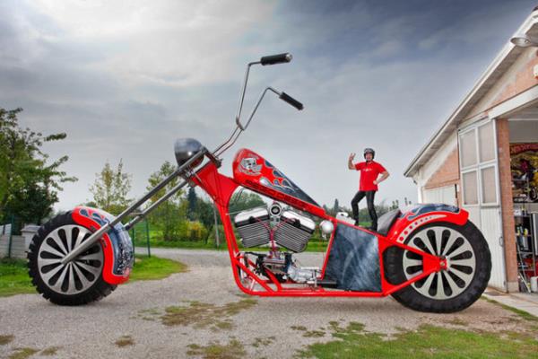 <b>5 METREL�K MOTOS�KLET</b> - �talyan Fabio Reggiani'nin motosikletinin yerden gidona (direksiyon) kadar olan uzunlu�uysa 5.10 metre.