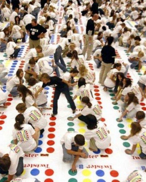 450 lise ��rencisi Twister oynayarak "en fazla Twister oynayan ekibi" olma yolunda.