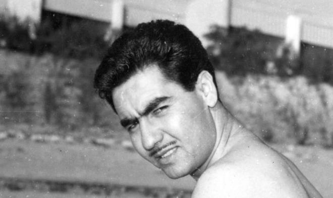 NUR SESGZEL HAKKINDA    anlurfal Nuri Sesigzel, 13 yanda ok sevdii halk mziine gnl verdi. 14 yanda saz almaya balad. 1961'de stanbul Radyosu'nun am olduu snavlar kazand ve radyo sanats olarak profesyonel sanat hayatna balad. Plak irketlerinin ilgisini ekince, 300' akn plak doldurdu. 1963'te sinemaya balad. Yaklak 40 sinema filminde rol ald.