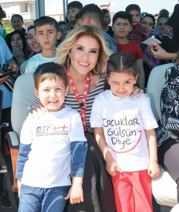 Dn Kahramanmara depreminin merkez ss Pazarck ilesinde ocuklar Glsn anaokullar serisinin 44'ncsnn aln yapan Glben Ergen, Gaziantep'ten stanbul'a dnmek isterken UFO maduru oldu. Sosyal medya hesabndan pe pee paylamlar yapan Glben Ergen, "Gece yarsndan beri uak bulamyoruz, perian haldeyiz" dedi.