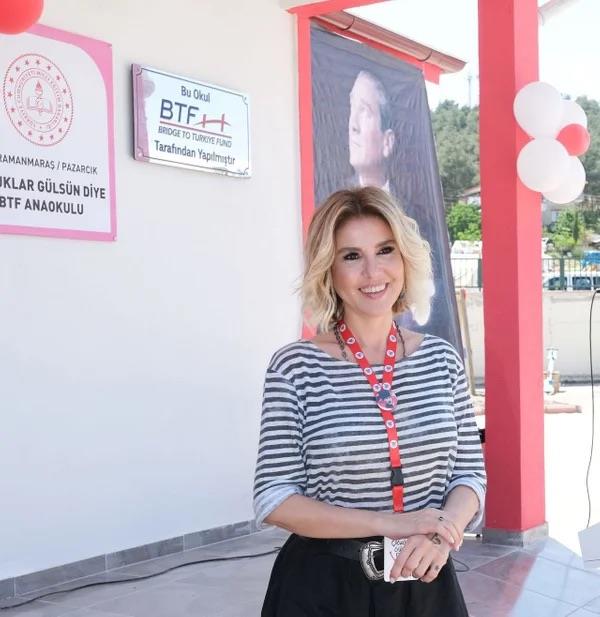 Gaziantep'te UFO panii yaanyor, Gece saat 00.30 sralarnda yaklak 9 bin feet (2.743 metre) ykseklikte, seyir halinde olan iki yolcu uann kokpit ekibi tarafndan tanmlanamayan bir cisim tespit edilmesinin ardndan Gaziantep Havaliman kart. Gaziantep Havaliman uaklarn ini ve kalkna kapatlrken, Yzlerce yolcu Gaziantep'te mahsur kald. O yolculardan biri de nl sanat Glben Ergen oldu. Glben Ergen, sosyal medya hesab zerinden isyan etti.   <BR>  Gaziantep?te gece saatlerinde 2 yolcu uann pilotlar tarafndan tanmlanamayan bir cisim (UFO) tespit edildi. Hava sahasnda tanmlanamayan bir cisim grldnn rapor edilmesi zerine Gaziantep Havaliman'ndan ini ve kalkl uular gerekletirilemiyor. Gaziantep Havaliman'na inmesi planlanan baz uaklar Adana ve anlurfa Havaliman'na ynlendirildi. te ayrntlar...