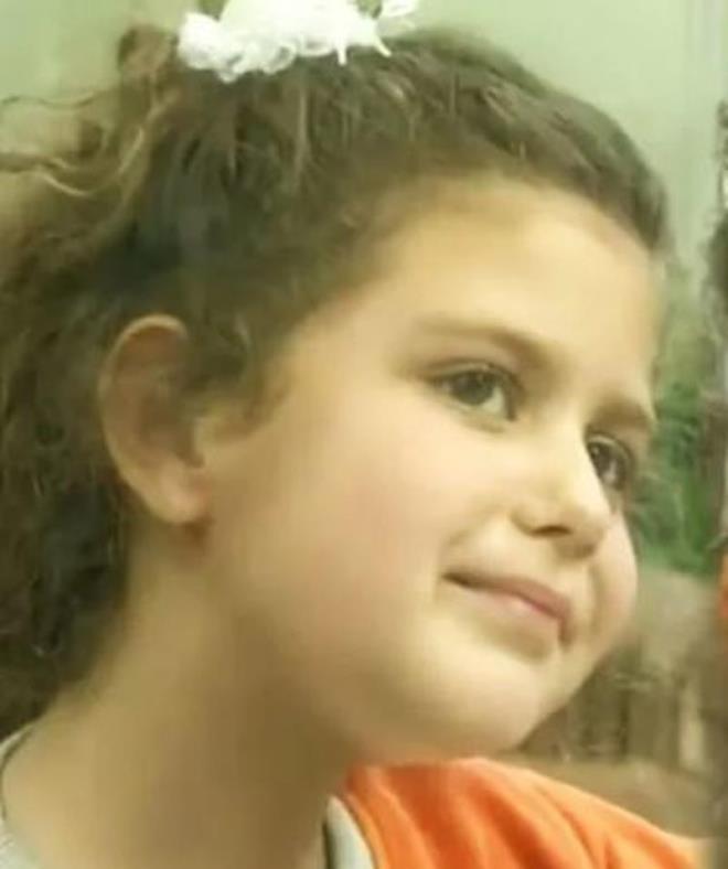 stanbul Aydn niversitesi Moda ve Tekstil Tasarm Blm'nden mezun olan Dan, artk bu alanda alyor.