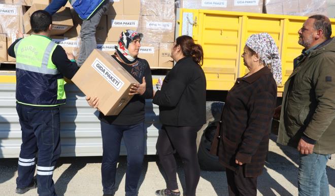 2500 personel grev ald<br>  Bursa Bykehir Belediyesi?nin yaklak 2500 personeli dnml olarak afet blgesinde grev alrken, 700?e yakn arala afet blgesinde alma yapld. Hatay?da yardmlarn datm, konteyner kent, adr kent ve seyyar tuvaletlerin-dularn kurulumu iin youn mesai harcayan Bykehir Belediyesi, 7 ubat?tan itibaren kurulan aevlerinde bugne kadar yaklak 1 milyon 200 bin n scak yemek datt. Altyapnn iyiletirilmesi noktasnda toplam 8 bin 500 metre ime suyu imalat gerekletirilirken, 3 ayr blgede 110 dnm alana kurulan 2000 konteynerden oluan geici yaam alanlarnda halen 10 bin kii misafir ediliyor.