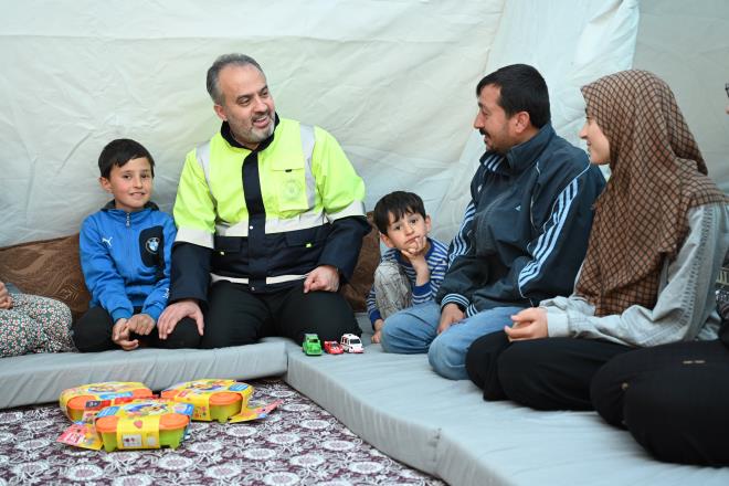 Afetzedelerin yanndayz<br>  Depremin ardndan Bursa?ya gelen afetzedeleri de bir an olsun yalnz brakmadklarn hatrlatan Bakan Akta, ?Depremzedelerin, stanbul ve Sabiha Gken Havalimanlarndan Bursa?ya geli ve gidilerinde BBBUS ile cretsiz ulamlarn saladk. Yine deprem blgelerinden Bursa?ya gelen afetzedeleri yalnz brakmadk ve atmz kardelik maazas ile giyimden hijyen malzemeleri ve gdaya kadar tm ihtiyalarn karladk. Karde kart uygulamas ile Bursa?ya gelen depremzedelerin ehir ii ulamdan cretsiz yararlanmasn saladk. Hlen 22 bin 600 afetzede, Bykehir uygulamamz olan Karde Kart?tan yararlanyor. Ayrca depremzedelerden, mesken abonelii yaplrken 'ime suyu abonelik teminat bedeli? tahsil etmiyoruz. Yurtlarda kalan ilk, orta ve lise rencilerinin eitimlerine devam edebilmeleri iin her gn depremzede rencilerimize, otobslerle 6 ayr okula servis hizmeti sunuyoruz. Bunun yannda niversiteye hazrlanrken depreme yakalanan kardelerimizin, hazrlk srecinden geri kalmamalar iin cretsiz YKS kurslarndan yararlanmalarn salyoruz. Tm depremzede kardelerimiz iin hayat tamamen normale dnene kadar hem Hatay?daki mesaimize hem de Bursa?daki afetzedelere ynelik hizmetlerimize devam edeceiz? dedi.
