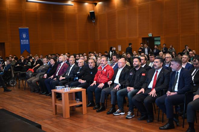 Belediyeler arasnda Akll ehircilik ve novasyon Dairesi Bakanl?n kuran ilk belediye olan Bursa Bykehir Belediyesi, yine bir ilke imza atarak B-CUBE Akll ehircilik ve novasyon Merkezi?ni hizmete at. Yerli ve mill teknoloji hamlesini desteklemek amacyla, giriimci aday genler ve giriimciler iin kurulan merkezde, akll ehircilik alannda srdrlebilir insan kaynann yetitirilmesi, ayn zamanda yerli ve mill teknoloji retilmesi desteklenecek. Giriimcilerin bilgi teknolojileri alanndaki kapasitelerini gelitirerek hem Bursa hem de Trkiye ekonomisine katk salayacak olan merkezde ayn zamanda belediye hizmetlerinde kullanlmak zere yerli ve mill teknolojilerin retilmesi de tevik edilecek. Bursa?nn akll ehre dnm srecini hzlandracak olan B-CUBE Akll ehircilik ve novasyon Merkezi?nin tantmna, Sanayi ve Teknoloji Bakan Mustafa Varank da katld.