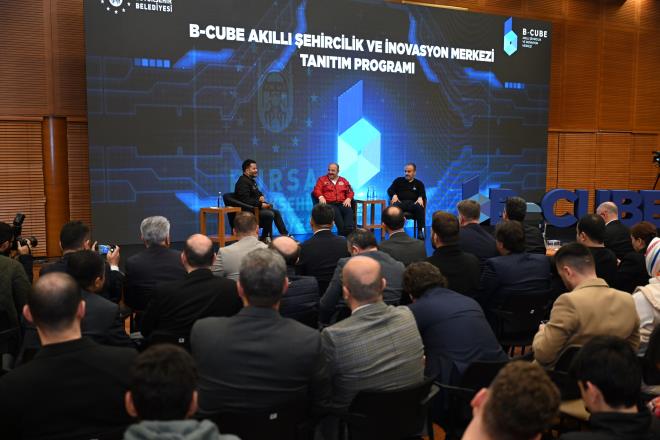 Tantm toplantsnda Lab Ming irketi Kurucusu ve B-CUBE Mentr Mustafa Aydn ?Fikirden rne B-CUBE Yolculuu? ve Kodluyoruz Ynetim Kurulu Bakan Berat Kjamili ile Kodluyoruz Ceo?su Zeynep Basmac ?Core-16 Program? hakknda sunum yapt.