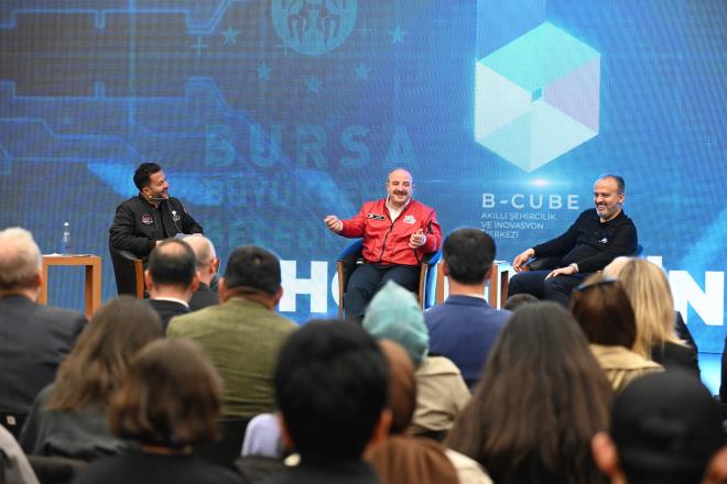 Teknolojide son trendler<br>  Moderatrln Tech Influencer Hakk Alkan?n yapt ?Akll ehir Olma Yolunda navosyon? konulu syleiye Sanayi ve Teknoloji Bakan Mustafa Varank ile birlikte katlan Bursa Bykehir Belediye Bakan Alinur Akta, B-CUBE Akll ehircilik ve novasyon Merkezi?nin fikir temellerinin 4 yl nce atldn syledi. Merkezde yaplacak almalar hakknda bilgi veren Bakan Akta, ?Burada akll ehircilik temasna zel, teknolojinin son trendlerini yakalamay salayacak, kapasite gelitirici yazlmc gelitirme program, tasarm odakl dnme eitimi, animasyon yazlm gibi eitimler dzenleyeceiz. irketlemeye hazr giriimciler iin ticarileme, prototipleme atlyesi, alternatif fon kaynaklar nerme destekleri sunacaz."