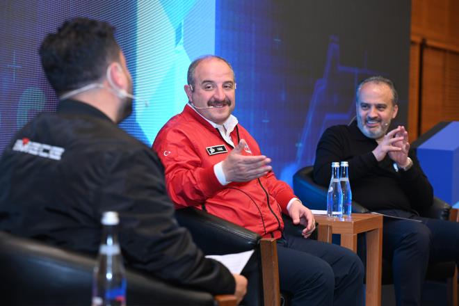 Genler iin ok deerli<br>  Sanayi ve Teknoloji Bakan Mustafa Varank da teknolojinin, ehirlerde verimi ve konforu arttrmak, ehrin ahalisinin hayat standartlarn ykseltmek iin ehirleri ileriye tayacak en nemli konulardan bir tanesi haline geldiini syledi. Bir zamanlar akll ehirciliin sadece, trafikteki sinyalizasyon sistemlerinin otomasyonu olarak alglandn hatrlatan Varank, ?Ama artk hayatn her alannda akll ehir uygulamalar ve teknolojileri var. Aslnda her eyin temelinde insan kayna var. ehircilik teknolojileri rnleri kendi kendine ortaya kmyor. Uzaydan da gelmiyor. Dolaysyla bunlar gelitirecek olan yine insan ve burada insan kaynana yatrm yapmak zere de ok farkl uygulamalar yapld iin bakanmza teekkr ediyorum. Byle yazlm retecek bir ekosistemi burada kuruyor olmas Bursa'nn genleri iin ok deerlidir? diye konutu.