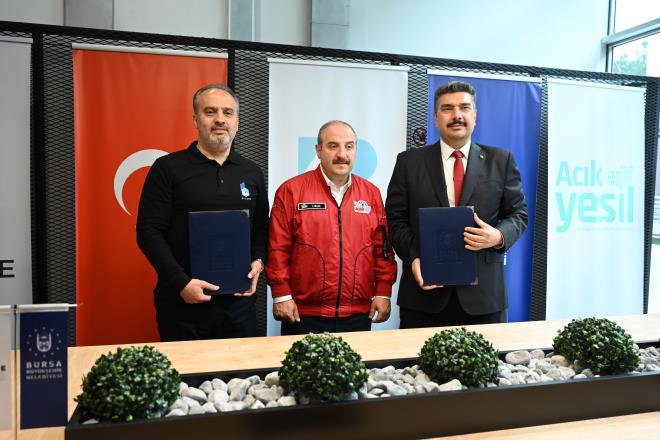 "Park alanlarndaki sulama sistemleri uzaktan kontrol edilerek nem sensrlerinden alnan veriler 7/24 izlenebilecek. Gerekli zamanlarda sulama sisteminin otomatik devreye girmesi salanacak. Bu sayede byk lekte su tasarrufu salarken, kaynaklarmz daha verimli kullanm olacaz. Elde edilen btn veriler nesnelerin interneti platformu zerinden grselletirilerek analiz edilebilecek. Suyun akll ynetimiyle; verimin arttrlmasn, maliyetlerin ciddi oranda drlmesini ve evresel srdrlebilirlii hedefliyoruz. Yeni projemizin Bursa?mza hayrl olmasn diliyor, HAVELSAN?a ibirlii iin teekkr ediyorum? diye konutu.