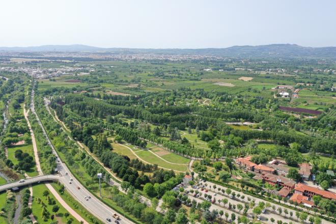 Akll ve gvenli parklar<br>  mza treninde konuan Bursa Bykehir Belediye Bakan Alinur Akta, akll ehircilik kapsamnda teknolojik imknlardan ve yeni gelimelerden faydalandklarn syledi. Bu uygulamalarla hem a yakaladklarn hem de tasarrufu ne aldklarn kaydeden Bakan Akta, ?Bugn akll ve gvenli parklar konseptimizde yeni bir projenin balangcna imza atyoruz. Bundan sonra parklarmz daha gvenli hle gelecek. Parklarda yer alan kameralarla; insan tespiti, dme tespiti, grnt rnei ile ekl tespiti, insan younluk tespiti ve alan ihlali tespiti yaplarak 7/24 yapay zek destekli uygulamalarla takip edilebilecek. Nesnelerin interneti platformuyla hava kalitesi ve nem oran tespiti sensrleri yardmyla akll sulama yaplarak Bursa daha da yeil olacak. "
