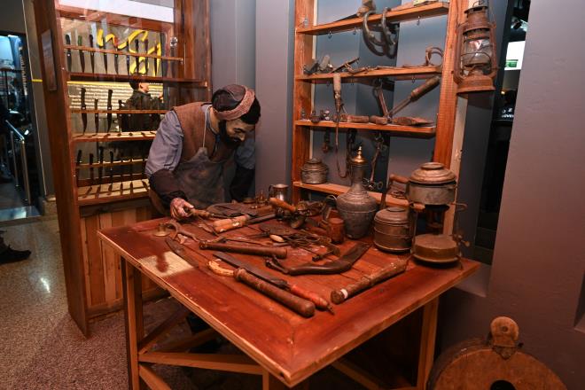 Al ncesi Bursa bann yapm aamasnn sahnelendii gsteri ilgiyle izlenirken, Bakan Akta, ban keskinliini masada sebze dorayarak test etti.