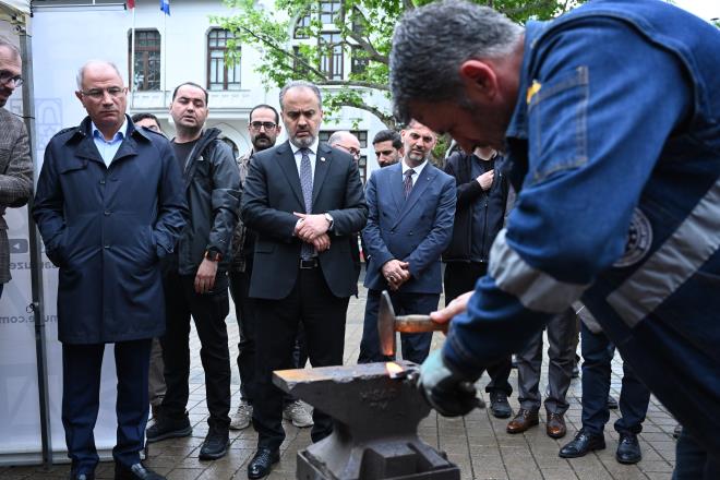 lham kayna<br>  Gemiten bugne bakln tm aamalarnn gzler nne serildii serginin alna Bykehir Belediye Bakan Alinur Akta?n yan sra, AK Parti Genel Bakan Yardmcs ve Bursa Milletvekili Efkan Ala, Adalet Bakan Yardmcs Zekeriya Birkan, Spor Yatrmlar Genel Mdr Sleyman ahin, l Kltr Turizm Mdr Kamil zer ve AK Parti l Bakan Davut Grkan da katld.