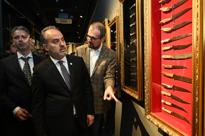 Bursa?nn bugnlere kkl gemiiyle, kltrel mirasyla ve tarihi dokusuyla gelen bir ehir olduunu belirten Bykehir Belediye Bakan Alinur Akta, bu zellikleriyle de Bursa?nn her zaman ilham kayna olduunu ifade etti. Bursa?nn marka deerlerinden biri olan Bursa Bann korunmasnn ve gelecee aktarlmasnn nemini vurgulayan Bakan Akta, ??Bursa Bykehir Belediyesi olarak biz de ehrimizin kltrel zenginliklerine ve marka deerlerine sahip ktk ve gelecek nesillere aktarmay ncelikli grevlerimiz arasnda grdk?? dedi.