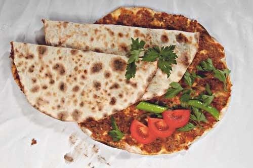 �i�man de�ilseniz lahmacun �ok sa�l�kl�d�r. �st�nde eti, so�an�, limonu hepsi var. ��li k�fte de ayn� sa�l�kl�d�r, ama k�zarm�� de�il ha�lanm�� olan� tercih edilemeli.