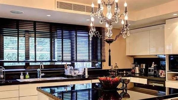 950 metrekare kullanm alan olan evin satlmasnda son dnemde gndemde olan olas stanbul depremi de etkili oldu.