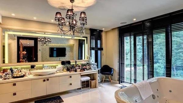 Pekkan, arapsana dnen 'ev sat' hikayesini sonunda noktalad.    Sperstar, 2020 ylnda Saryer Baheky'deki villasn sat karmt.