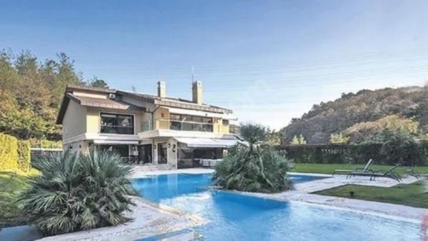 nl sanat, yllardr alc bulamayan evinin fiyatyla ilgili sk sk gncelleme yapmt.      Hatta bir emlak sitesinde Mart aynda villaya biilen fiyat tam tamna 117 milyon 500 bin TL'ye kmt.