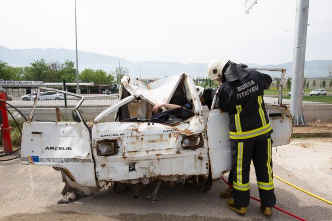 Vatandan can ve mal gvenliinin korunmas bakmndan belediyelerin en hayati nem tayan hizmet alann oluturan itfaiye, yapt hizmetlerle Bursallara gven vermeye devam ediyor. Bykehir Belediyesi tarafndan ekip ve ekipman anlamnda ihtiyalar dorultusunda srekli glenen tfaiye Daire Bakanl, bnyesine 85 yeni itfaiye eri daha katt. Ylda ortalama 9 bini yangn, 19 bin olaya mdahale eden tfaiye Dairesi Bakanl, yeni personeli 240 saatlik iba eitiminden geiriyor. Teorik ve uygulamal olarak yaplan eitimde, fiziki dayankllk testine tabi tutulan ve hnerlerini gsteren yeni itfaiye erleri, sahada karlaabilecekleri olaylar da bire bir uygulamal olarak gryor.
