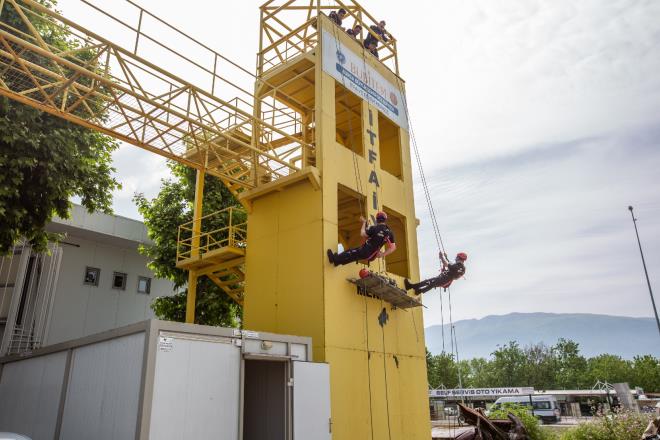 Bursa Bykehir Belediyesi bnyesinde yeni greve balayan itfaiye erleri, 240 saat sren iba eitimi kapsamnda, her biri gerek olay gibi yaanan tatbikatlarla greve hazrlanyor.