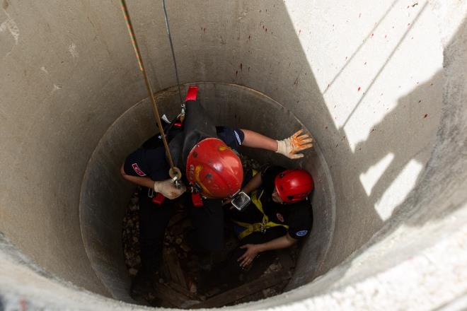 Kkbalkl?daki tfaiye Eitim Merkezi?nde yangna mdahale, arama kurtarma gibi eitli konularda uygulama yaplrken, senaryo gerei bina atsnda mahsur kalan yaralnn tahliyesi, trafik kazas sonucu ara iinde skan kazazedenin sorunsuz aratan kurtarlmas, yangna mdahale ve kuyudan kazazede kurtarma tatbikatlar gerei aratmad.