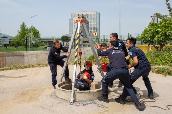 Sorunsuz tamamlanan eitim tatbikatlarnn ardndan itfaiye ekiplerinin kontrolnde yangn sndrme ve yangn sonras dumana maruz kalan bir yaralnn ortamdan tahliyesi tatbikatlar da yapld.