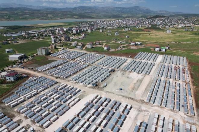 Bazlarna atlar aklmaya balanm. Belki inanmas zor gelir ama Ekim aynda bu konutlarn nemli bir ksmn teslim edeceiz. Vatandalarmz konteynerlerden kalc konutlarn ierisinde daha gvenli insanla yakr bir ekilde hayatlarn idame edecekleri konutlarna geecekler" diye konutu.