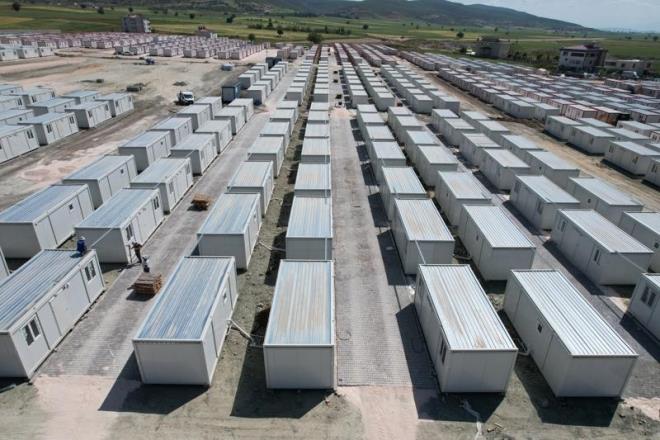 "Ekim aynda bu konutlarn nemli bir ksmn teslim edeceiz"  <br>    Vali Tekbykolu, HA muhabirine yapt aklamada. "Yaklak 4 tane konteyner kent var. 2 bin 600 civarnda bir adr kent, 2 bin 700'de konteyner var. Pazarck ilemize toplamda 8 bin konut yaplacak.