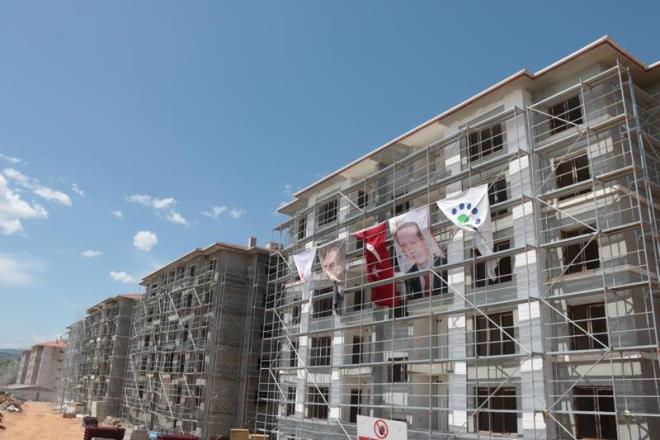 lk depremin merkez ss olan Pazarck ilesinde de depremzedeler iin yapmna balanan TOK konular belirli seviyeye geldi. Krkkale Valisi Blent Tekbykolu'nun Pazarck koordinatr olarak grev yapt ilede hem afetzede vatandalarn ihtiyalarnn giderilmesi iin hemde kalc konutlarn biran nce tamamlanmas iin devletin tm kurumlarnn ilk gnden itiabaren sahada olduunu kaydetti.