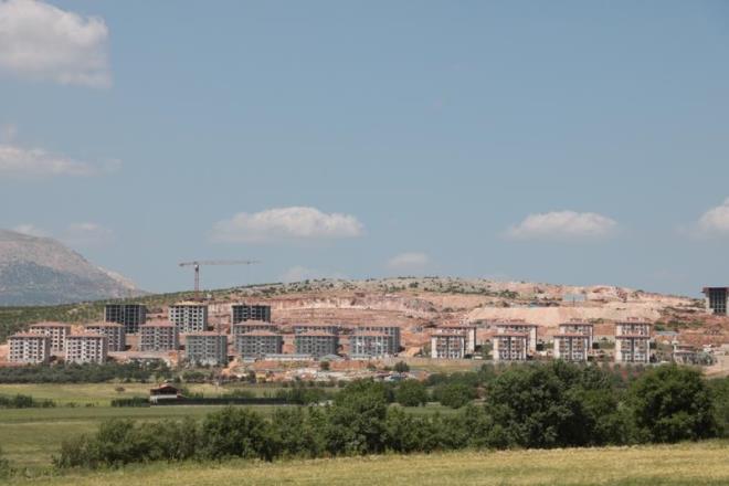 Szn z, bu deprem hepimizi drd ve hep beraber yeniden ayaa kalkyoruz. Bir ehri yeniden kuruyoruz. Bu ehri hep beraber devletimizle, milletimizle, Pazarckl vatandalarmzla beraber kuruyoruz" ifadelerini kulland.