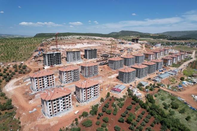 "Esnaflarmz yalnz brakmadk, brakmayacaz da"  <br>    Esnaflar iin ayr noktalarda 4 tane konteyner ar kurduklarn kaydeden Tekbykolu, "Bugn afetin 105'inci gn. Zannediyorum 95 gn Pazarck'taydm. nsanlar seviyor. Olayn ilk gnnde atein banda geirdiimiz gnler oldu. Esnaflarmz ok nemli. Burann ekonomisinin ok hzl bir ekilde dnmesi lazm. Yaklak 4 tane ar kurduk. 200'n zerinde esnafmza yardmc olduk.  yerleri yklan esnaflarmz olmak zere kura yntemiyle hak sahiplerini belirledik. Hala bazen talepler geliyor onlar da tamamlyoruz. Esnaflarmz yalnz brakmadk, brakmayacaz da.