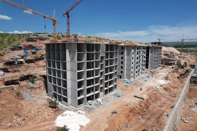 Kahramanmara'ta 6 ubat tarihinde meydana gelen depremlerin yaralarnn sarlmas iin sahada almalar aralksz devam ediyor. l ve ile merkezler ile kylerde sren yeniden ina almalar ise hzla sryor.