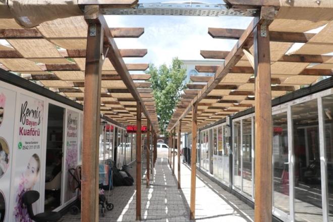 Bunun iki bin tanesinin inaatna baland. Bununla alakal ilenin zemininin en salam olduu, bundan sonra da olumsuzluklarn yaanmamas iin btn tecrbeleri de ierisine katarak evre, ehircilik ve klim Deiiklii Bakanl yetkilileri ile beraber yerlerimizi belirledik. ok hzl bir ekilde de kalc konutlar ina ediliyor.