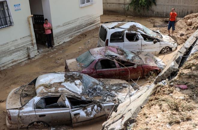 MERSN    Mersin'de etkili olan saanak nedeniyle baz ev ve i yerlerini su bast, aralar yolda mahsur kald.
